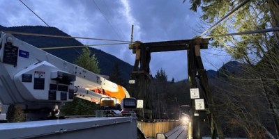 Picture of Baring Bridge with worktruck and lower load limit signs