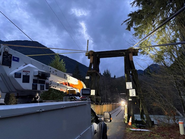 Picture of Baring Bridge with worktruck and lower load limit signs